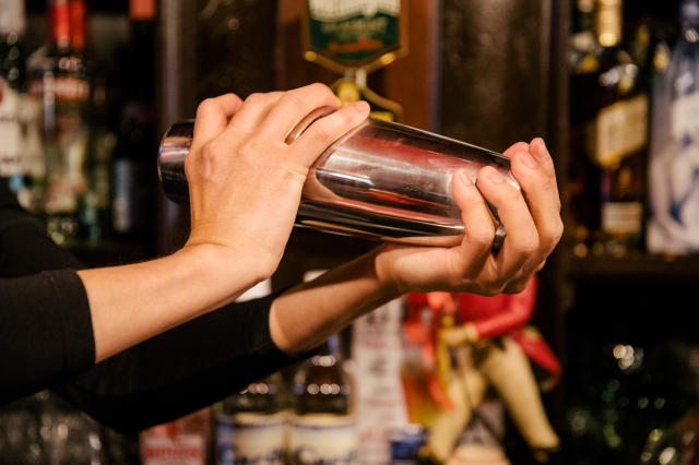 调酒师经过20年的手臂制作的绝品鸡尾酒。